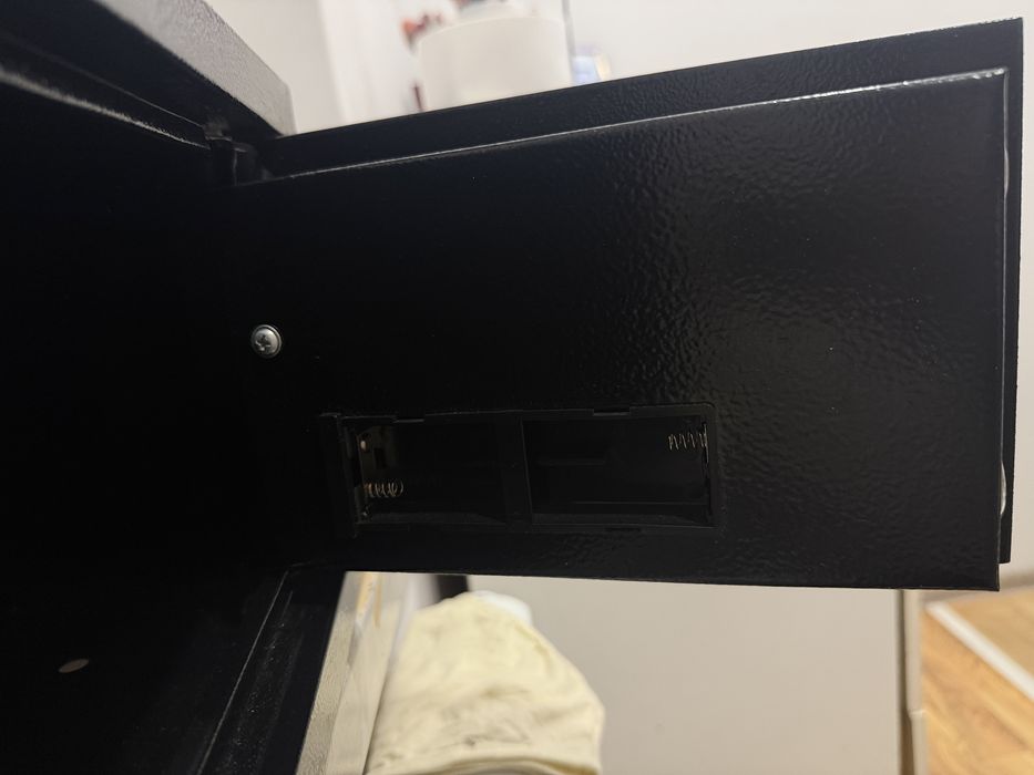 Сейф с кодом и ключом