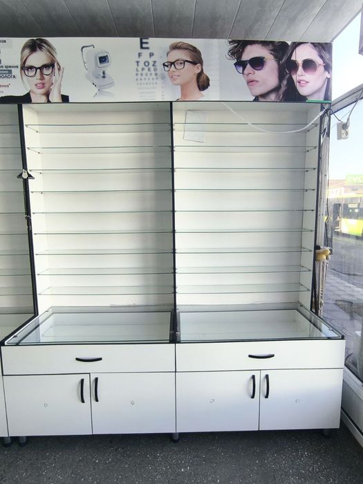 Vitrina xar xil tovarlarni joylashtirish uchun