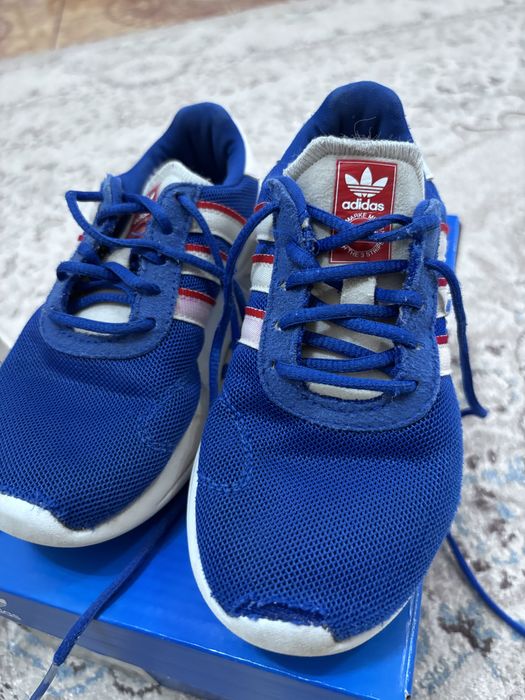 Кроссовки адидас