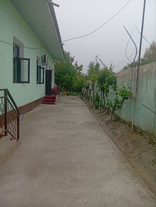 Hovli uy sotiladi
