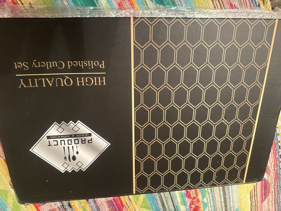 Красивый набор столовых предметов