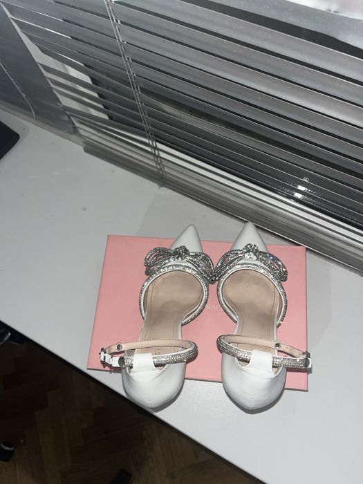 Женские белые туфли со стразами