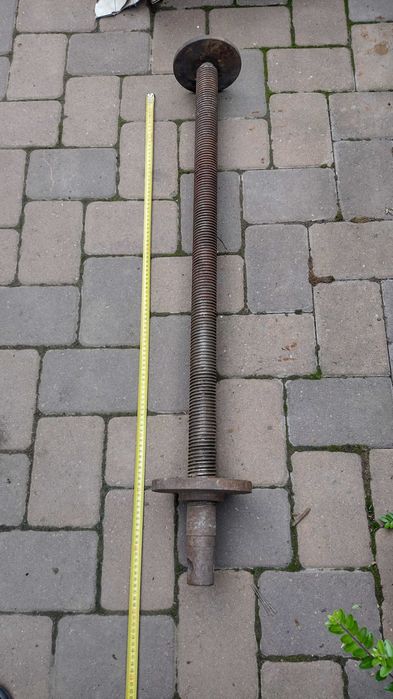 Ax filetat cu piuliță