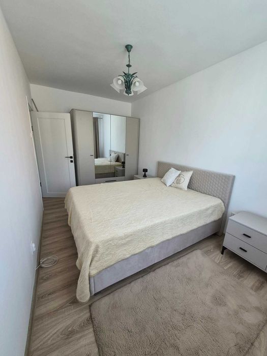 Închiriez apartament cu 2 camere