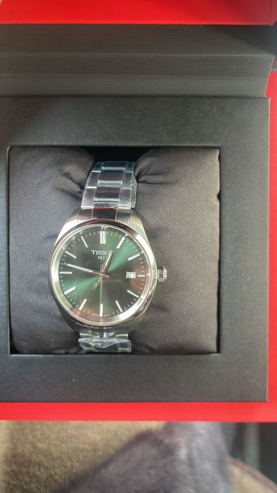 Срочно продам новые наручные часы.