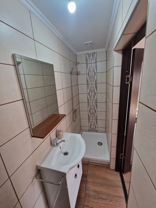 Vand apartament la casa cu  1 camera in curte comuna pe str. cuza voda