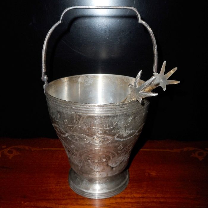 Frapieră pentru cuburi de gheață cu mâner și clește.