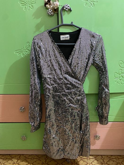 Продам нарядные платья.