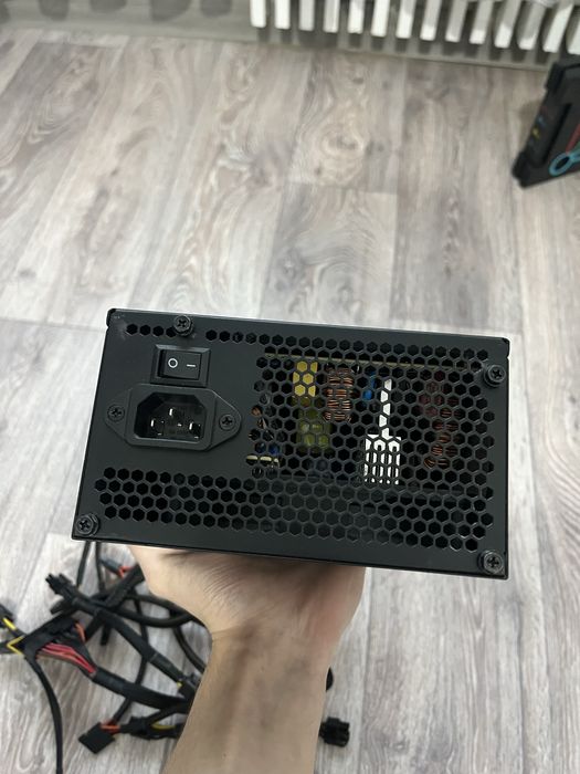 Блок питания Gigabyte P650B