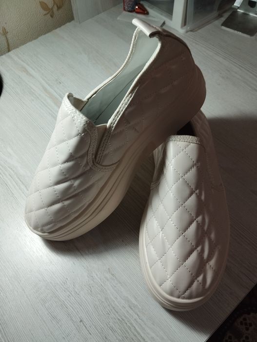 Кроссовки на девочку 37 размер один размер одела