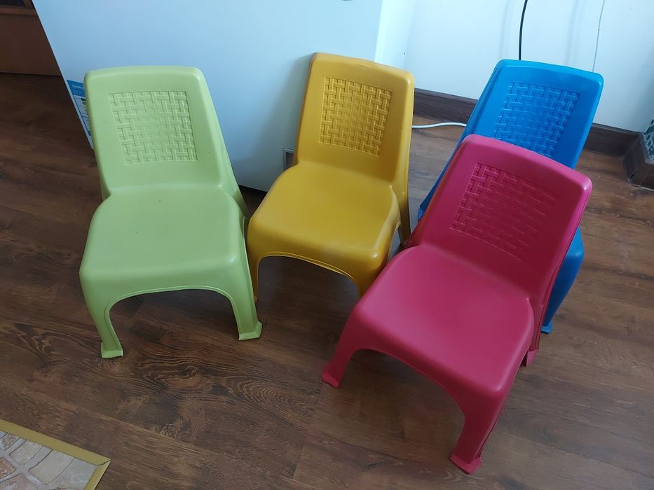 Детский стульчик разноцветные