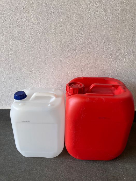 Vând canistre plastic 20 litri