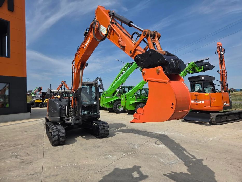 Hitachi ZX85, 2022, 2.734, CUPLA RAPIDA HIDR+3 CUPE NOI, lama nivelare, inst picon pe brate, camera spate, senile cauciuc 80% ok, aer cond, ad sapare 6m, latime 2,2m, ridica 4t cu sistem antirasturnare, STARE FOARTE BUNA, leasing 4 ani, PROMOTIE 62.900Eur