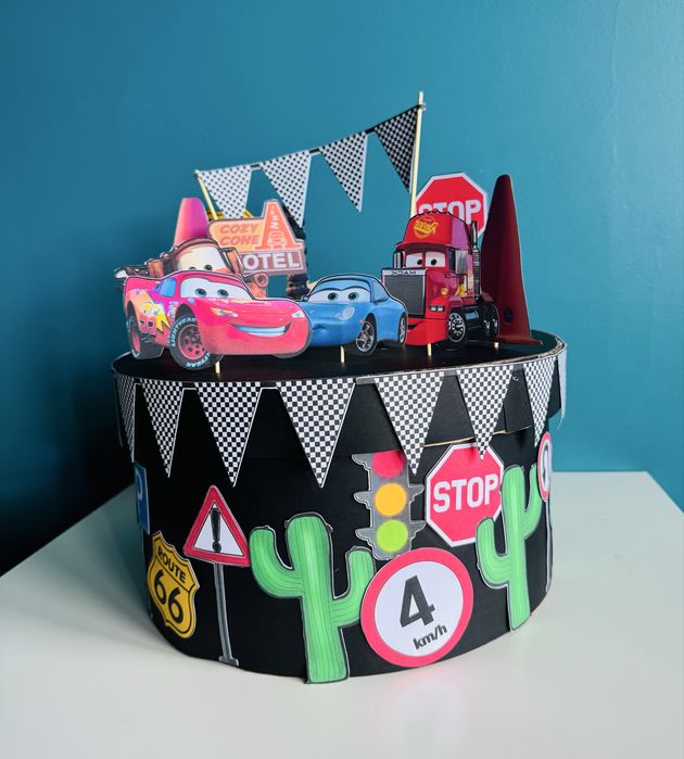 Картонена торта с включени пликчета за подаръци  Колите Макуин Cars
