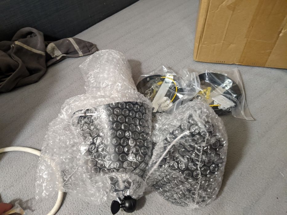 De vânzare două aplici