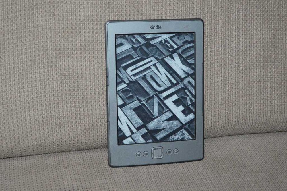 Kindle 4 Model D01100 – E-reader Clasic cu Butoane Fizice, Stare Foarte Bună