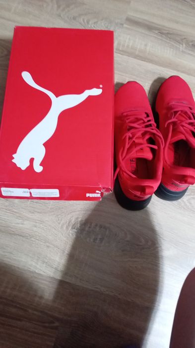 Adidasii puma sunt noi nu sunt purtati