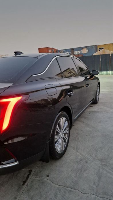 Hongqi sotiladi 2024 yil