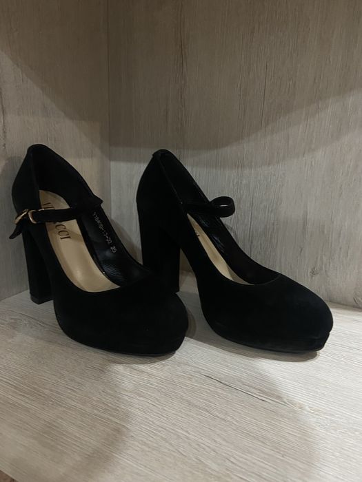 Две пары туфель 35 размер