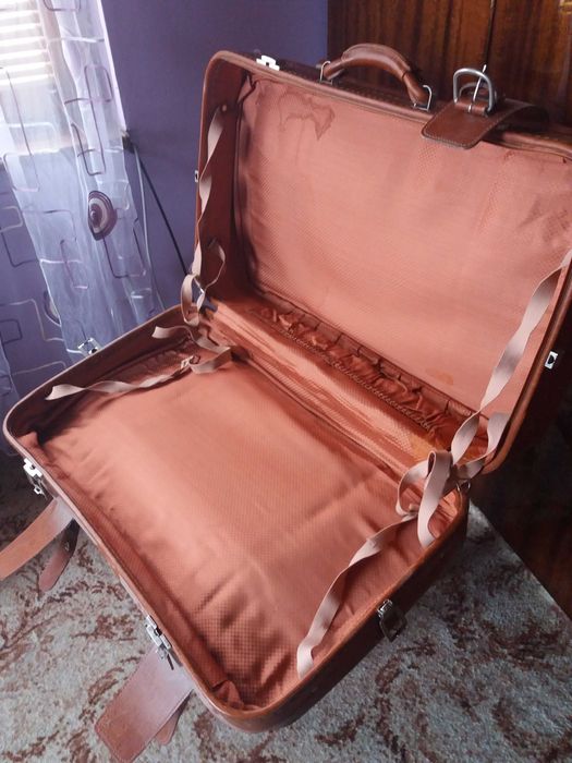 Продавам кожени куфари тип барбарон