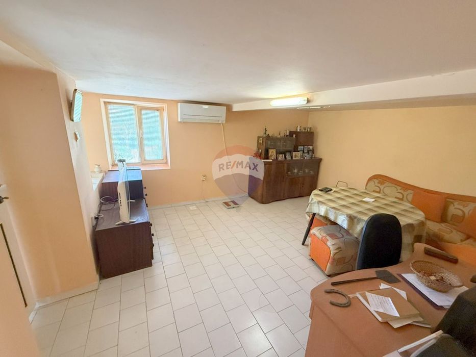 Къща с гараж за продажба в с.Кичево