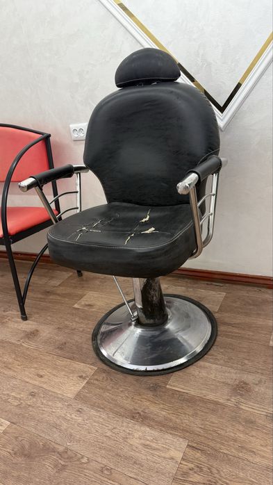 Мужское кресло и помошник