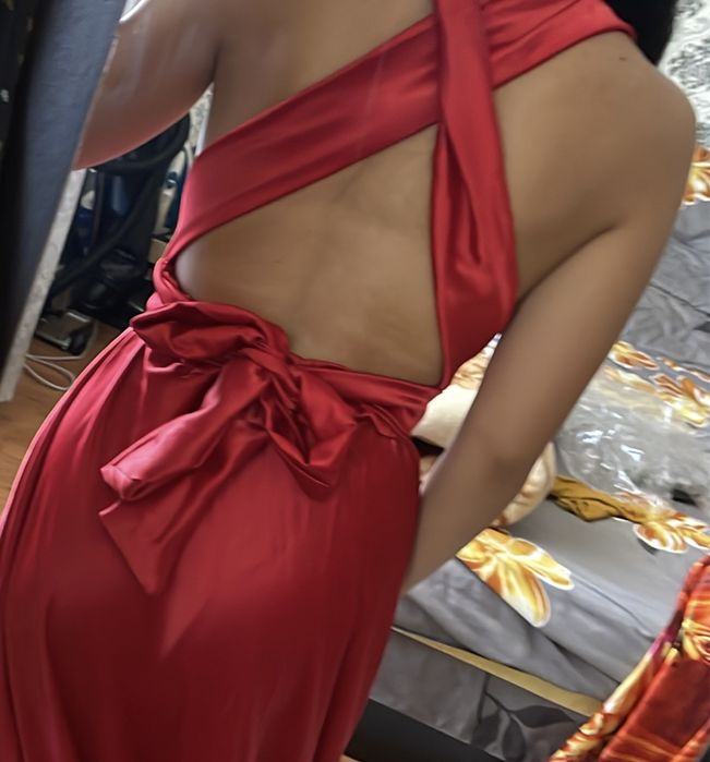 Rochie roșie Ramona Bădescu cu spatele gol