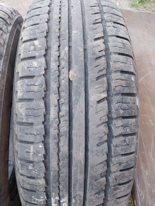 2 шины Nokian 235 70 R16.