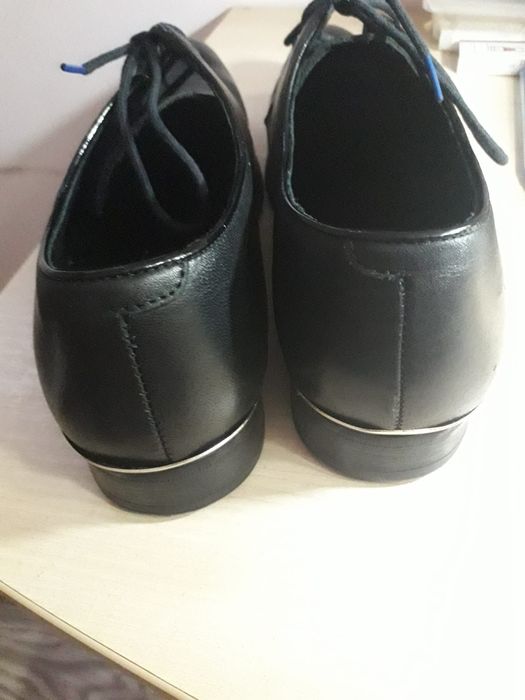Vand pantofi barbatesti de piele