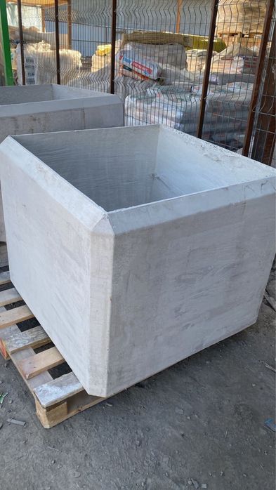 Вазоны уличные большие