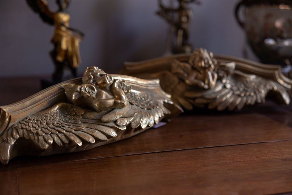 Consolă cu îngeraș gânditor