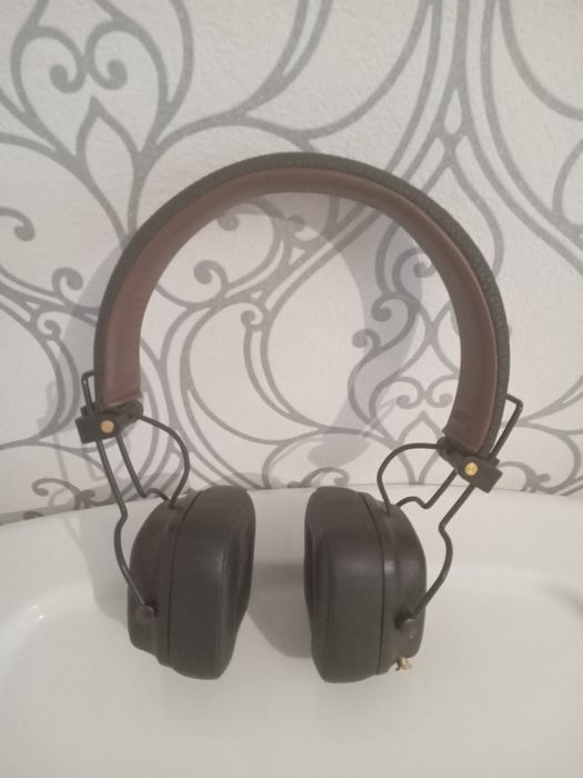 Продам без проводные наушники  в хорошем качестве