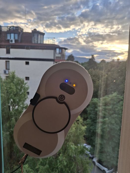 Смарт робот за почистване на прозорци