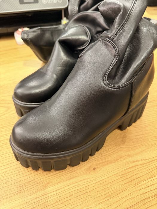 Дамски боти на платформа.