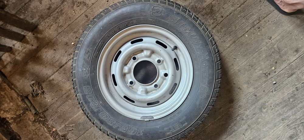 Se vând doua anvelope , una pentru remorca 165/80 R 13 si una pentru rezerva SUV  32x11.5 R15