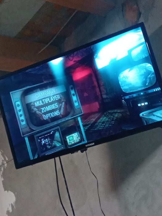 PS3 Slim 500GB + 2 manete wireless si 4 jocuri , accept si schimburi