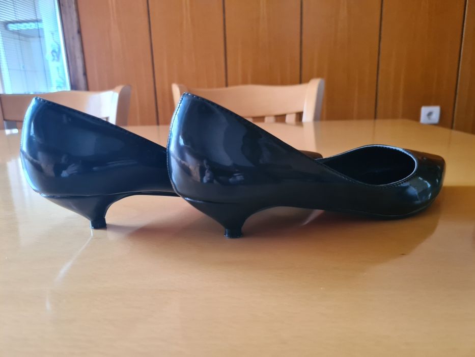 Дамски лачени обувки с ниски токчета