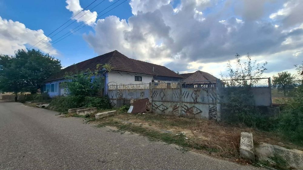 Vând casă la țară