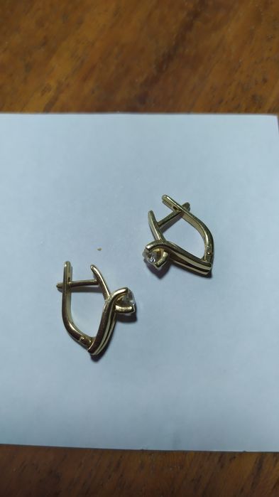 Продам золотые серьги с бриллиантами