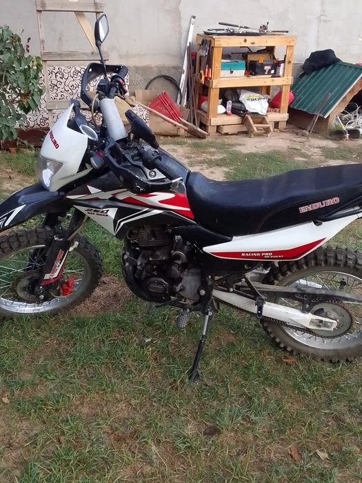 Продам эндуро китаец 250 кубов.