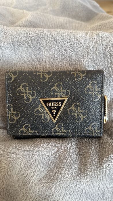Чисто ново портмоне на GUESS