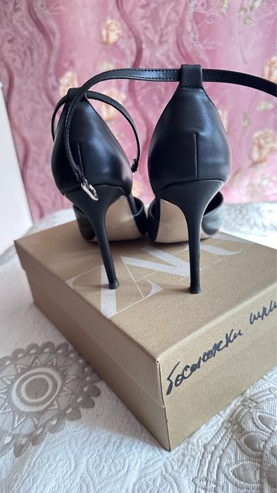 Босоножки на каблуке