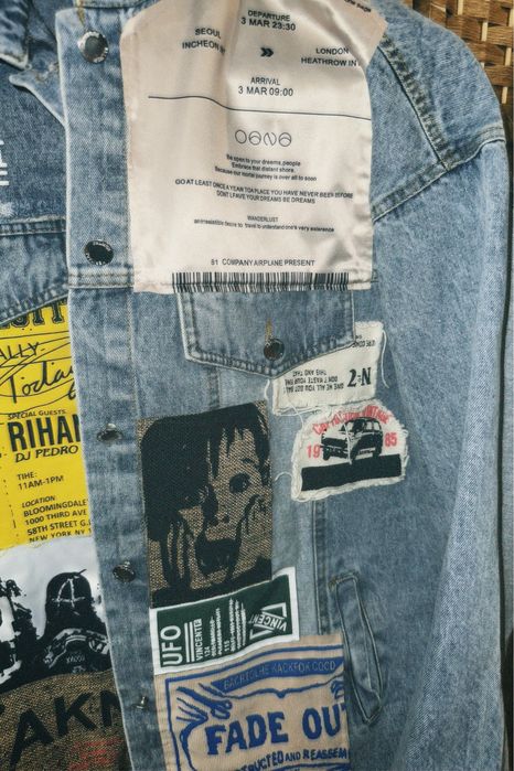 Джинсовая куртка с принтами.