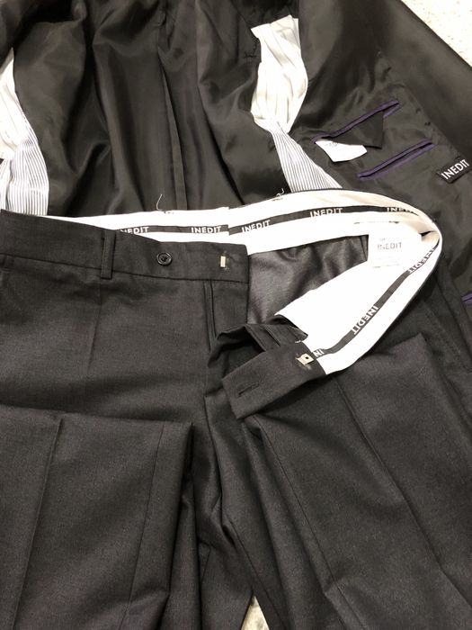 Vând costum negru elegant