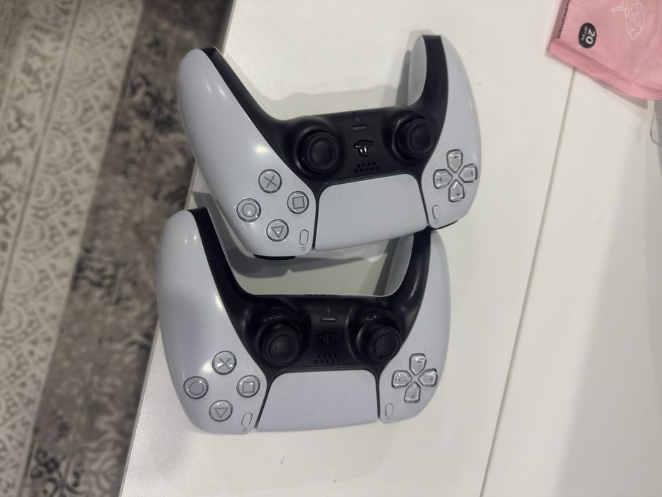 Продам плестейшн 5 + джостик и игры
