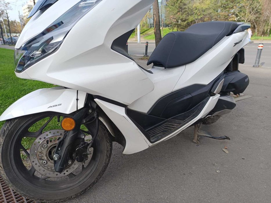 vand scuter HONDA PCX 125cmc 2023 alb 52000km
