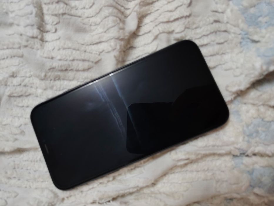 Vând iphone 11 in stare perfectă  doar putin crapată camera dau si  la schimb  pe iphone 12 13 14