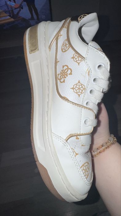 Adidasi Guess in stare foarte buna