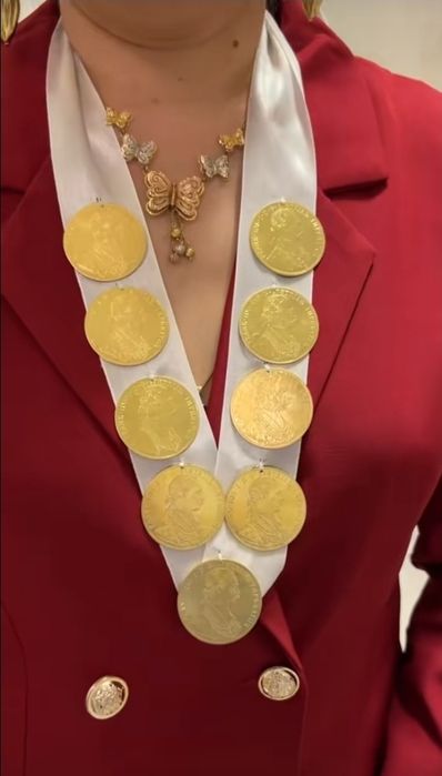 Fac salbe pe baza de comanda din monede placate cu aur de 24k