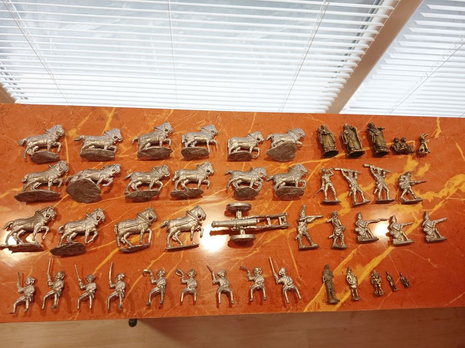45 бр метални фигурки войници и др